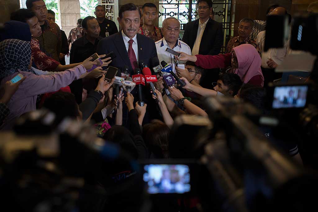 Arcandra diberhentikan dengan hormat oleh Presiden terkait status kewarganegaan yang bersangkutan. Archandra dalam beberapa waktu terakhir diterpa kabar memiliki kewarganegaraan ganda yakni Amerika Serikat dan Indonesia.