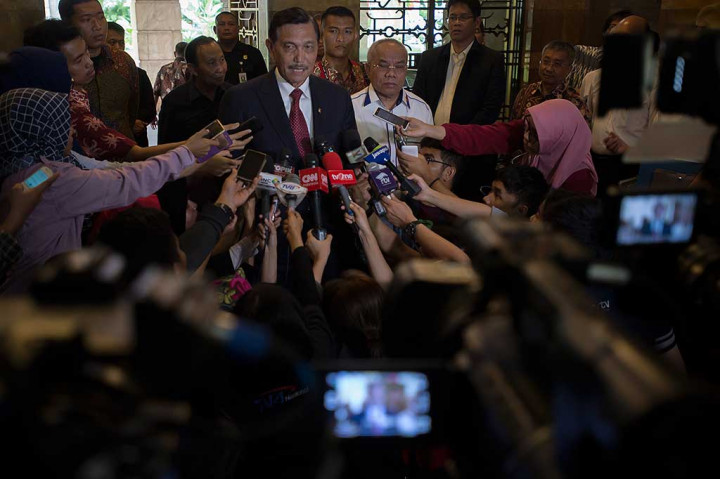 Arcandra diberhentikan dengan hormat oleh Presiden terkait status kewarganegaan yang bersangkutan. Archandra dalam beberapa waktu terakhir diterpa kabar memiliki kewarganegaraan ganda yakni Amerika Serikat dan Indonesia.