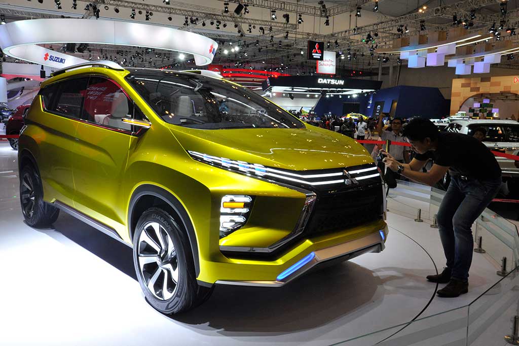 Pengunjung memotret mobil Mitsubishi XM Concept pada pameran GIIAS 2016 di ICE, BSD City, Tangerang, Banten, Selasa (16/8/2016).