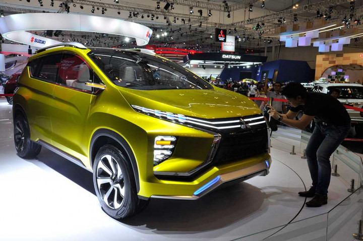 Pengunjung memotret mobil Mitsubishi XM Concept pada pameran GIIAS 2016 di ICE, BSD City, Tangerang, Banten, Selasa (16/8/2016).