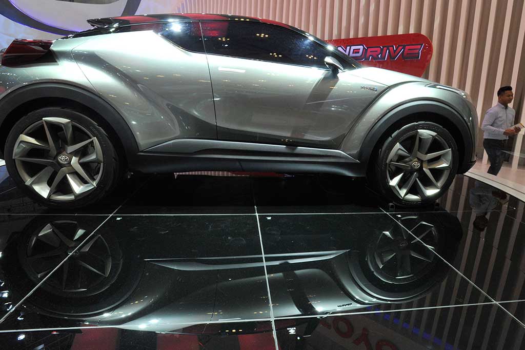 Pengunjung melihat-lihat mobil konsep Toyota C-HR.