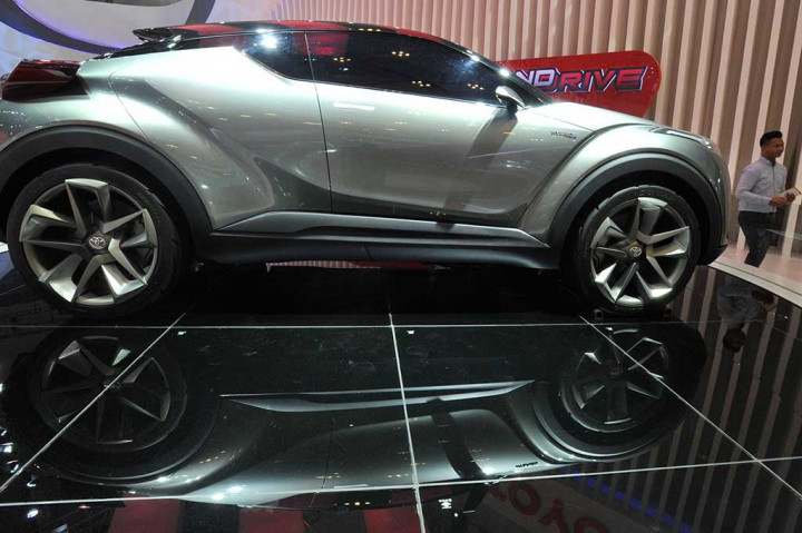 Pengunjung melihat-lihat mobil konsep Toyota C-HR.