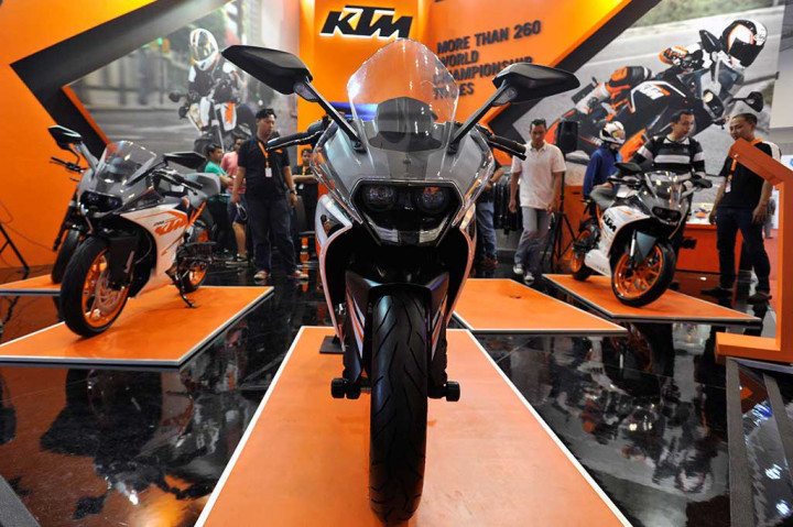 Pengunjung melihat-lihat motor KTM.