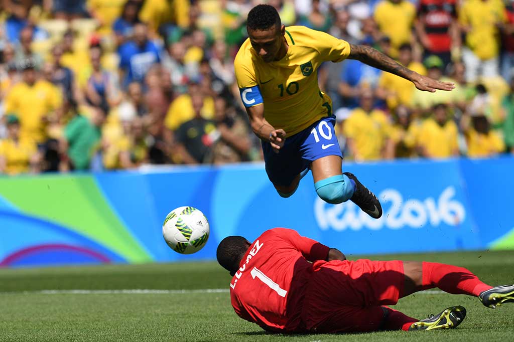 Pertandingan semifinal baru dimulai ketika penyerang Barcelona Neymar mengintersep bola, bergerak merangsek ke pertahanan Honduras, mengecoh kiper dan melesakkan bola menjebol gawang lawan.