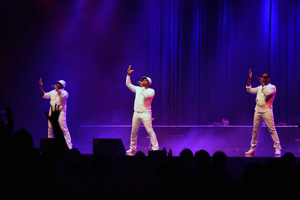 Trio Nathan Morris, Shawn Stockman, dan Wanya Morris tampil memuaskan para penggemar dengan lagu-lagu hits mereka.