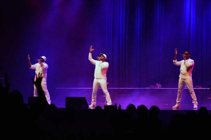 Trio Nathan Morris, Shawn Stockman, dan Wanya Morris tampil memuaskan para penggemar dengan lagu-lagu hits mereka.