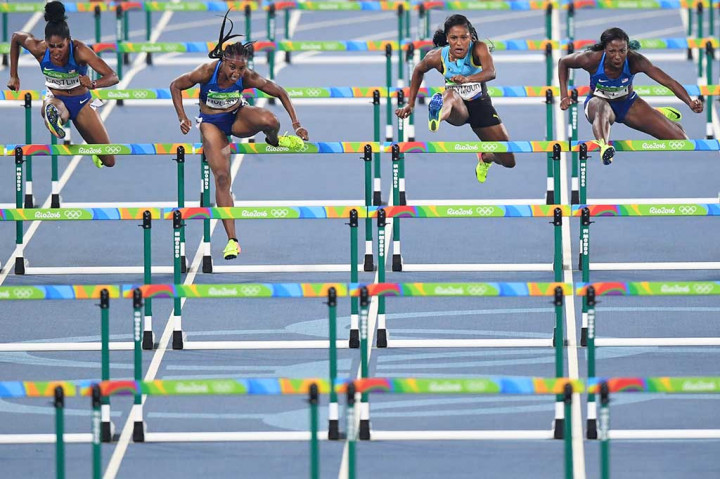(Dari kiri) Sprinter AS Kristi Castlin, Brianna Rollins, sprinter Bahama Pedrya Seymour, dan sprinter AS Nia Ali bersaing di final nomor lari gawang 100m putri.