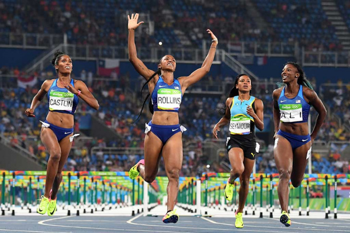 Peraih medali emas Brianna Rollins (kedua kiri) melakukan selebrasi usai menyentuh garis finish di depan peraih perak Nia Ali (kanan) dan peraih perunggu USA Kristi Castlin.