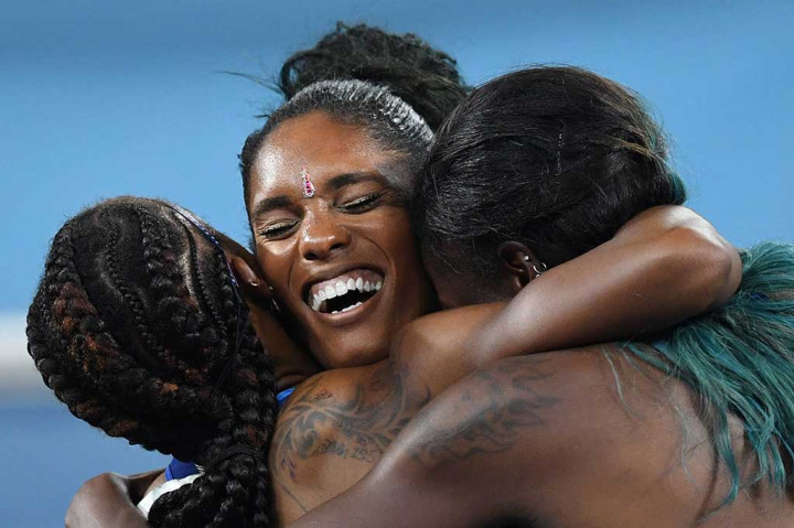Brianna Rollins (kiri), berpelukan dengan Kristi Castlin (tengah) dan Nia Ali.