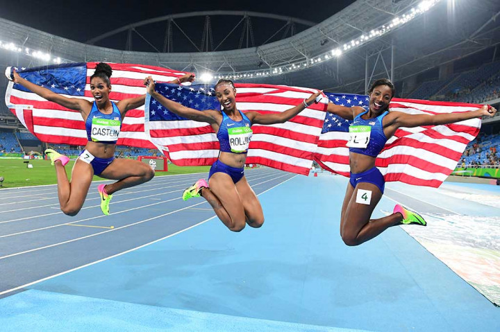 (Dari kiri) Kristi Castlin, Brianna Rollins dan Nia Ali berpose dengan bendera AS.