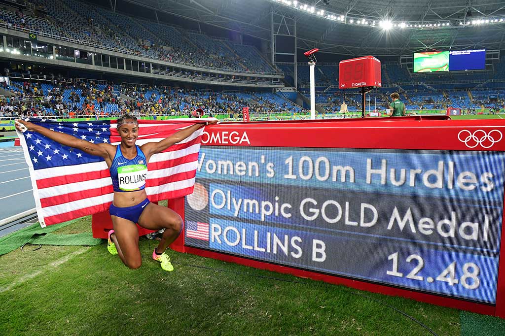 Brianna Rollins berpose di depan catatan waktunya.