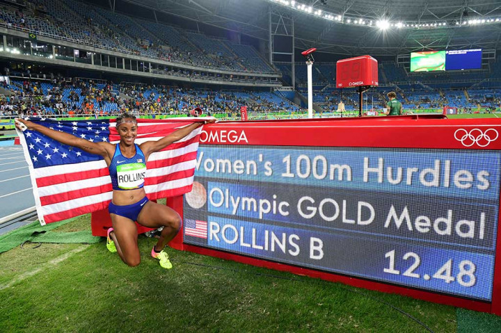Brianna Rollins berpose di depan catatan waktunya.