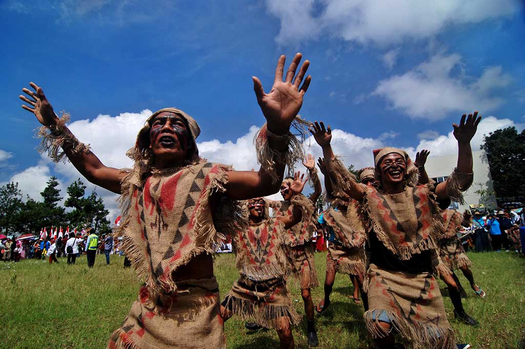 Peserta menampilkan tari kontemporer kreasi baru.