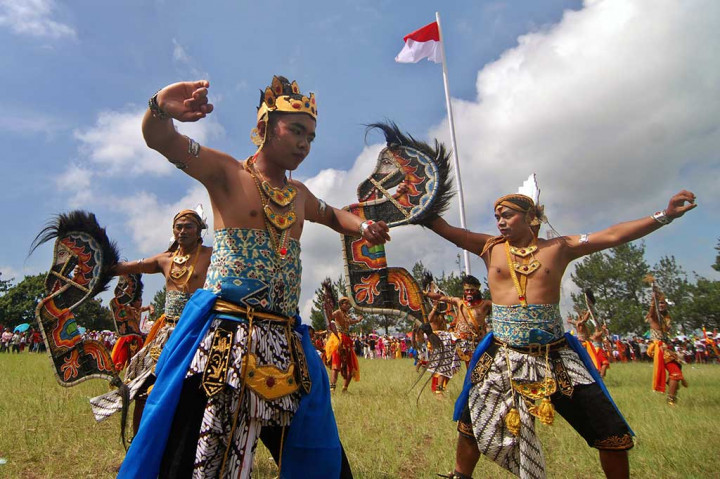Peserta menampilkan kesenian jaran kepang  dalam kirab budaya HUR ke-71 RI di Bandungan, Kabupaten Semarang, Jateng, Kamis (18/8/2016).