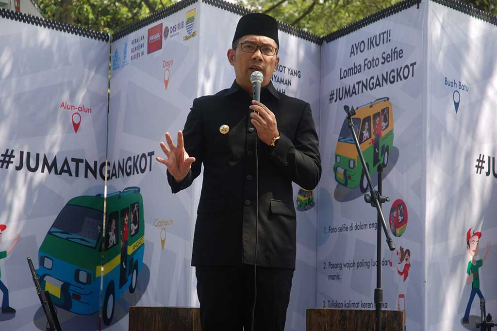 Wali Kota Bandung Ridwan Kamil saat Peluncuran Jumat Ngangkot, di Bandung, Jawa Barat, Kamis (18/8/2016), menyatakan bahwa program tersebut untuk mengurangi kepadatan kendaraan di akhir pekan.