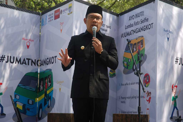Wali Kota Bandung Ridwan Kamil saat Peluncuran Jumat Ngangkot, di Bandung, Jawa Barat, Kamis (18/8/2016), menyatakan bahwa program tersebut untuk mengurangi kepadatan kendaraan di akhir pekan.