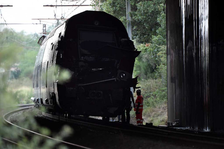 Petugas berada di tempat kecelakaan kereta menabrak pohon tumbang.