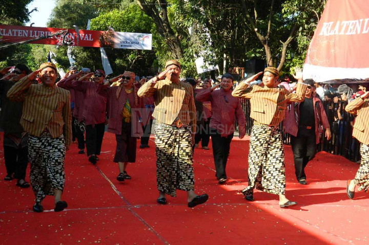 Peserta mengenakan busana beskap dalam Klaten Lurik Carnival 2016.