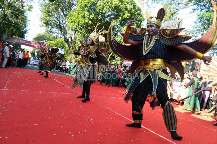 Peserta mengenakan kostum lurik kreasi.