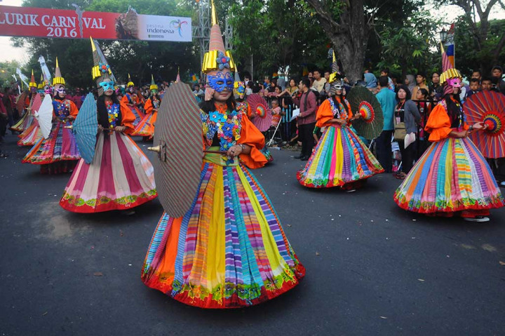 Peserta mengenakan busana kreasi lurik.