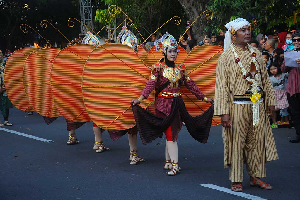 Peserta mengenakan kostum kreasi lurik.