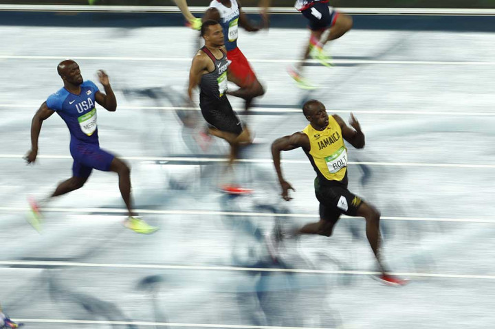 Usain Bolt berpacu di lintasan nomor lari 200 meter putra di Stadion Olimpiade di Rio de Janeiro, Kamis (18/8/2016).