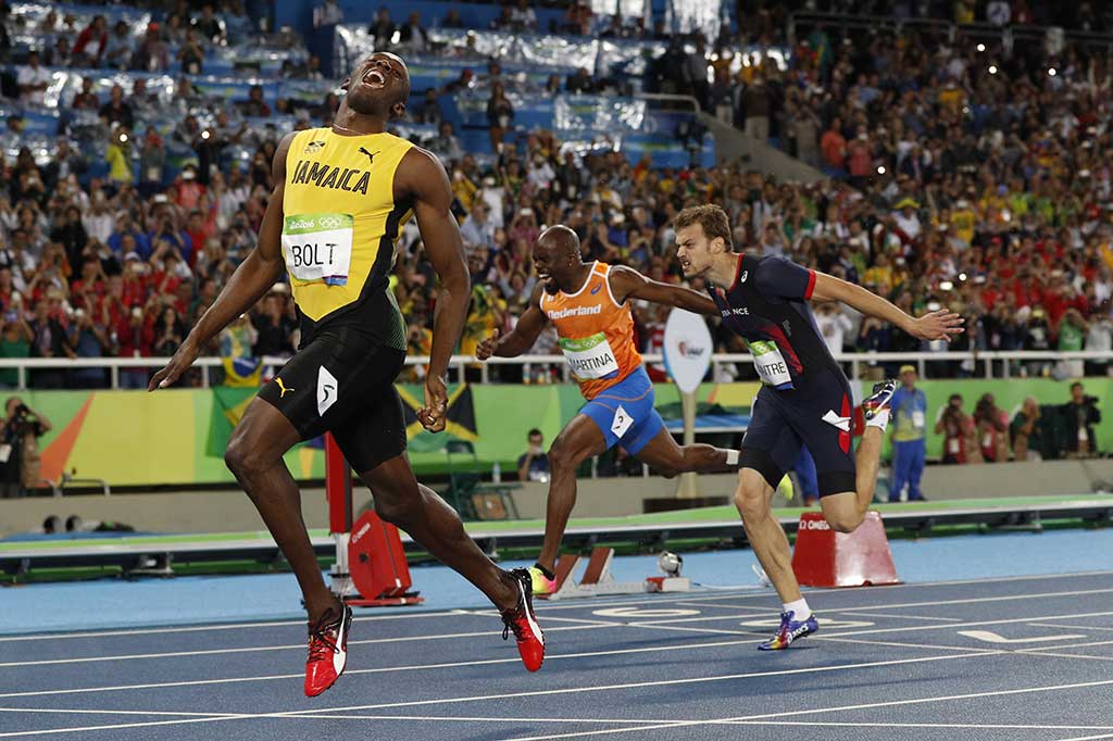 Bolt melakukan selebrasi usai menjadi yang tercepat di nomor 200 meter putra.