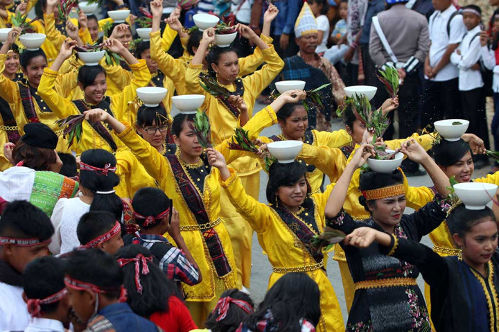 Penari menampilkan Tor-Tor Cawan pada Karnaval Kemerdekaan Pesona Danau Toba (KKPDT).