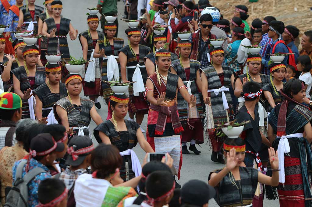 Penari menampilkan Tor-Tor Cawan pada Karnaval Kemerdekaan Pesona Danau Toba (KKPDT).
