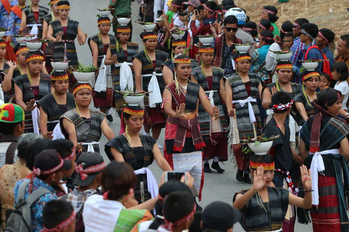 Penari menampilkan Tor-Tor Cawan pada Karnaval Kemerdekaan Pesona Danau Toba (KKPDT).