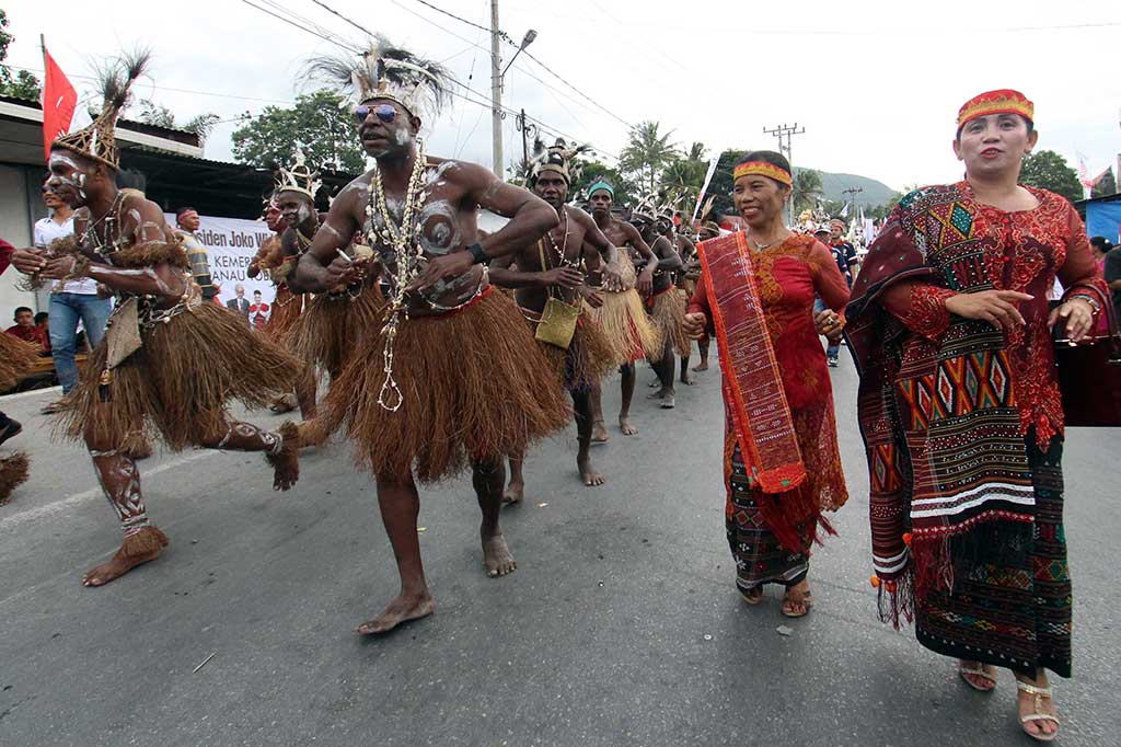 Penari asal Papua menari bersama warga suku Batak tampil pada Karnaval Kemerdekaan Pesona Danau Toba (KKPDT).