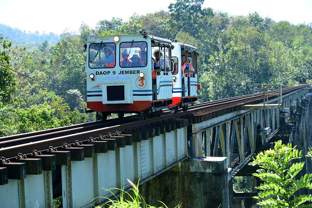 Lori wisata Kaliraga melintasi jembatan di Mrawan, Silo, Jember, Jawa Timur. 