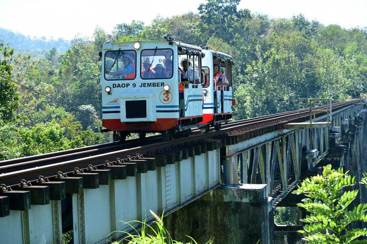 Lori wisata Kaliraga melintasi jembatan di Mrawan, Silo, Jember, Jawa Timur. 