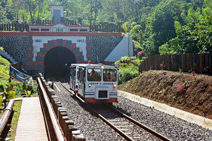 Lori wisata Kaliraga melintasi terowongan Mrawan, Silo, Jember.
