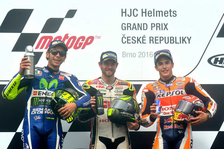 Di podium juara dia didampingi pembalap Yamaha asal Italia Valentino Rossi dan pemimpin klasemen kejuaraan pembalap Honda Marc Marquez.