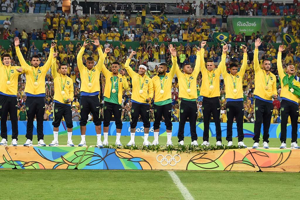 Brasil yang tiga kali kalah di final Olimpiade pada 1984, 1988, dan 2012, kini telah mengoleksi semua gelar internasional, sementara Jerman bersatu kini menjadi satu-satunya juara Piala Dunia yang belum pernah memenangi emas olimpiade.