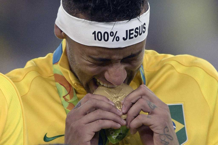 Neymar berselebrasi dengan medali emasnya.