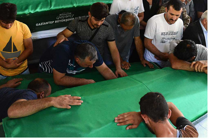 Keluarga korban tidak kuasa menahan tangisnya.