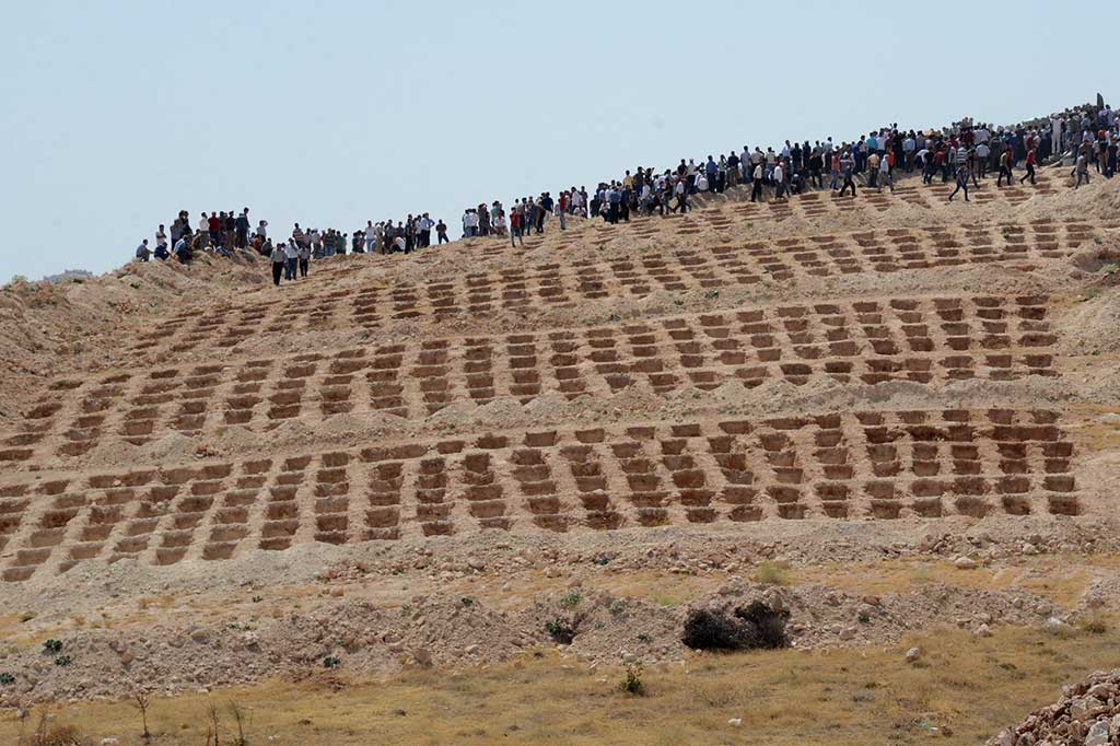 Warga menyiapkan liang lahat untuk pemakaman puluhan korban serangan bom bunuh diri saat pesta pernikahan di Kota Gaziantep.