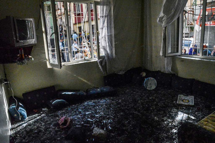 Sebuah rumah porak poranda akibat bom bunuh diri saat pesta pernikahan.