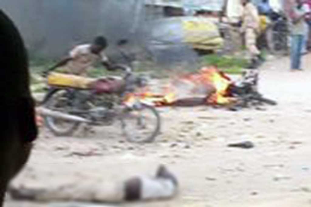 Seorang pemuda yang diduga dari Nigeria mengendarai sepeda motor dengan kecepatan tinggi meledakkan dirinya di pasar di Mora.