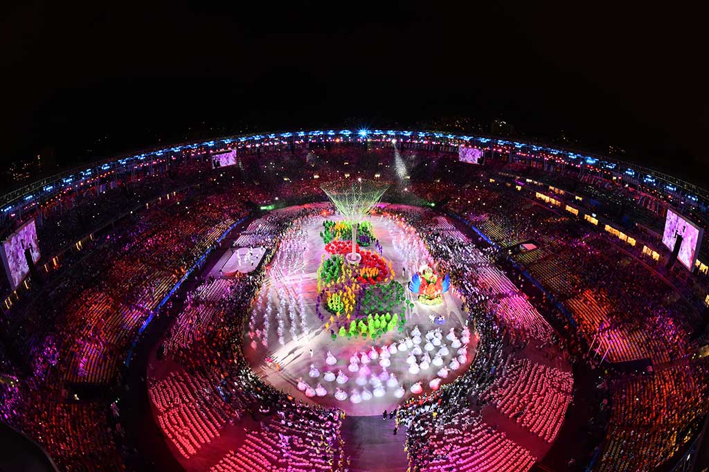 Ribuan warga dan para atlet dari berbagai negara berbaur bersama penari dan penyanyi saat penutupan Olimpiade Rio di Stadion Maracana.