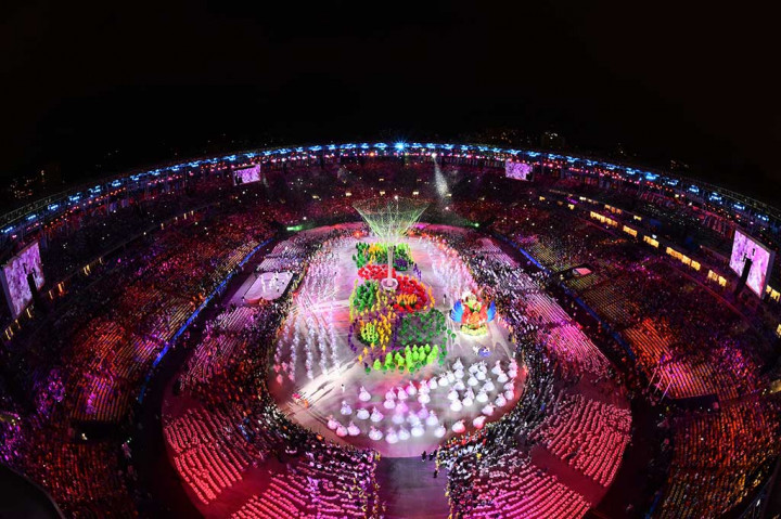 Ribuan warga dan para atlet dari berbagai negara berbaur bersama penari dan penyanyi saat penutupan Olimpiade Rio di Stadion Maracana.