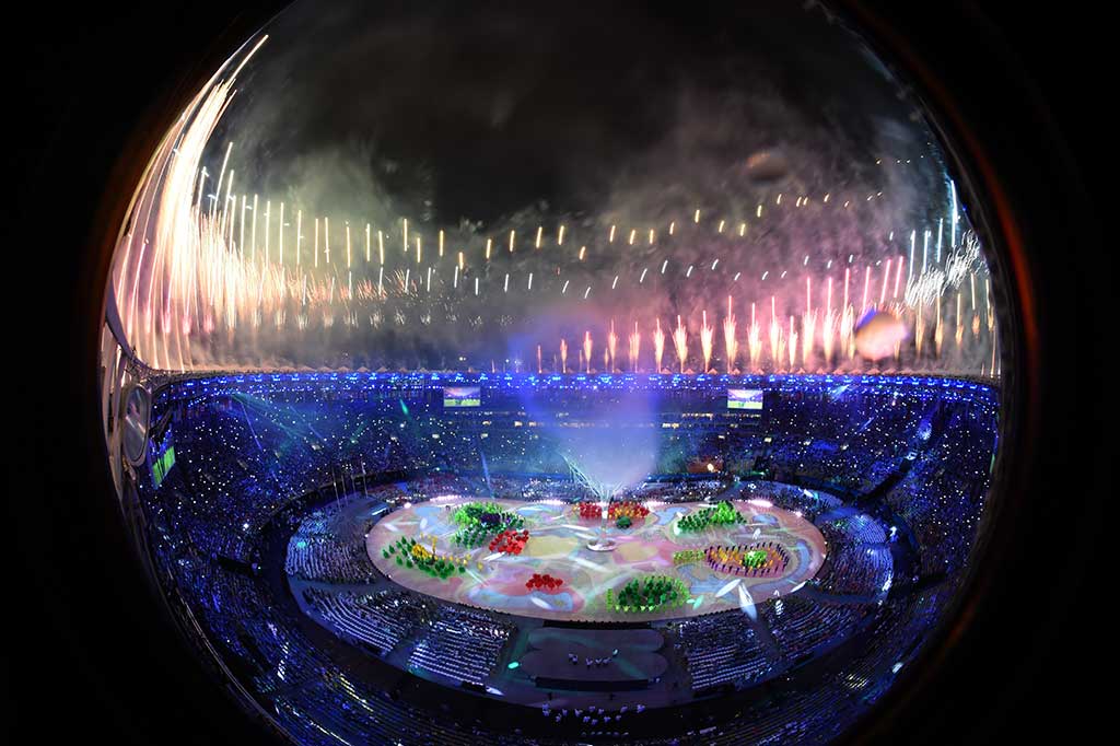 Semaraknya pesta kembang api menghiasi Stadion Maracana