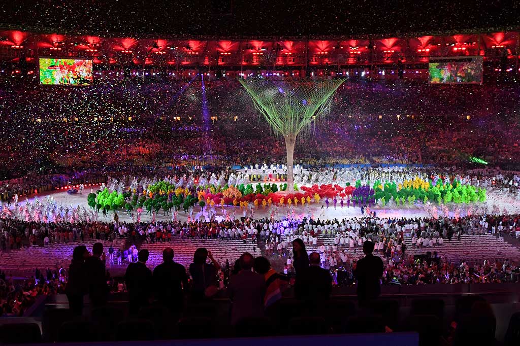 Penari dengan kostum warna-warni mewarnai penutupan Olimpiade Rio.
