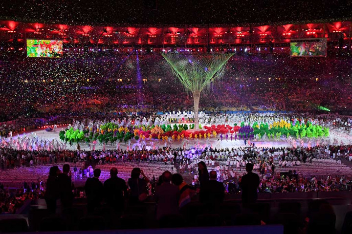 Penari dengan kostum warna-warni mewarnai penutupan Olimpiade Rio.