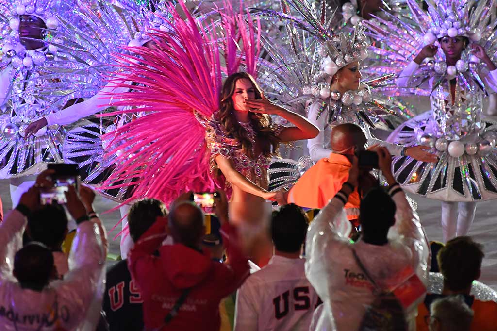 Super model Brasil, Izabel Goulard yang muncul dengan kostum gemerlap menjadi pusat perhatian di Stadion Maracana.