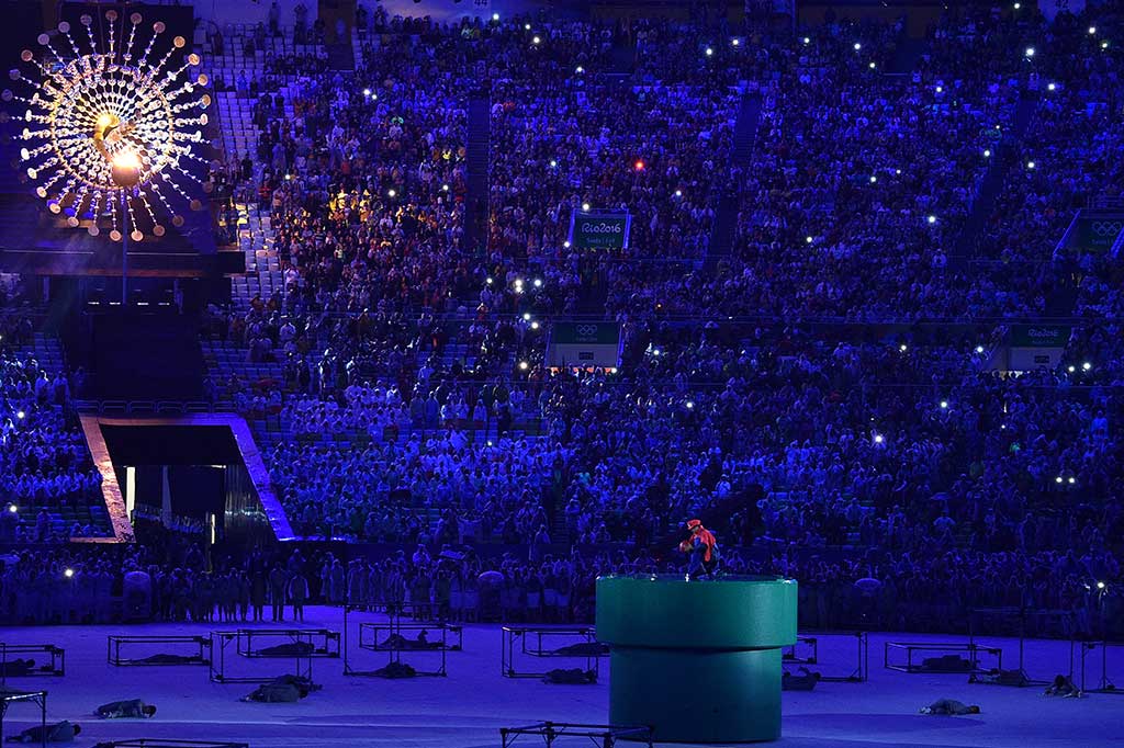 Perdana Menteri Jepang Shinzo Abe tiba-tiba muncul di tengah arena dengan kostum Super Mario, sebagai simbol dukungan untuk menyukseskan Olimpiade di Negeri Sakura tersebut.