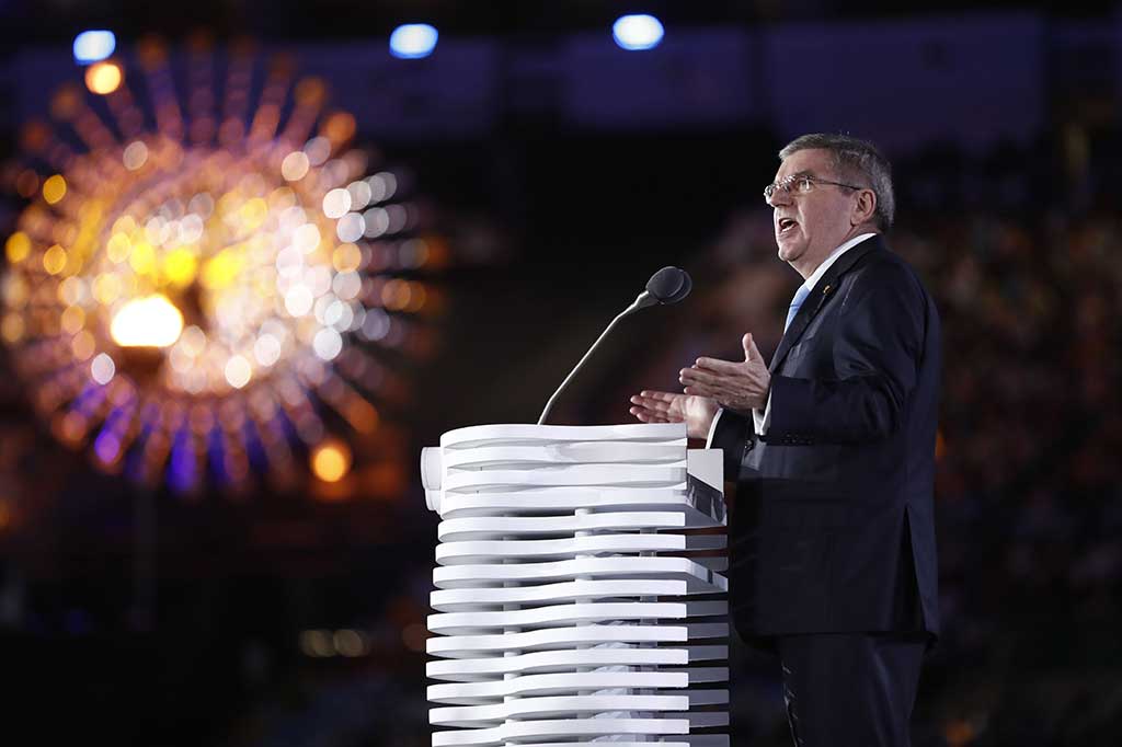 Thomas Bach secara resmi menyatakan Olimpiade ke-31 di Rio de Janeiro ditutup, dan api Olimpiade 2016 pun perlahan padam dari kaldron di Stadion Maracana.
