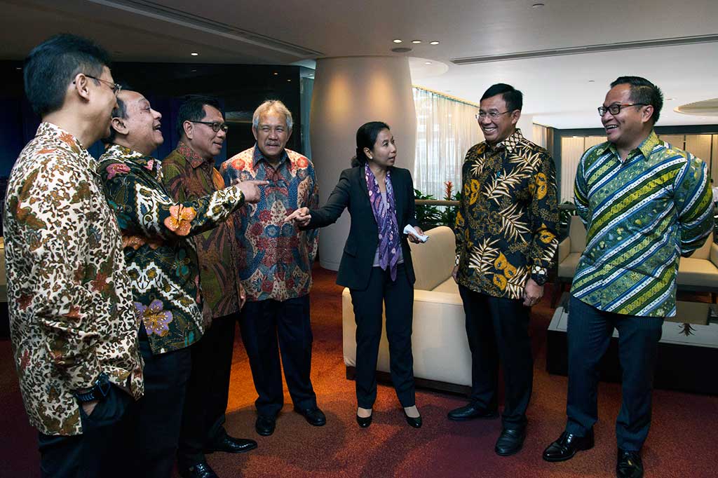 Menteri BUMN Rini Soemarno (ketiga kanan) bersama (dari kiri)
Staf Khusus Menteri BUMN Budi G. Sadikin, Dirut BTN Maryono, Dirut BRI Asmawi Syam, Dubes RI untuk Tiongkok Soegeng D.Rahardjo, Dirut BNI Achmad Baiquni, dan Dirut Bank Mandiri Kartiko Wirjoatmodjo berbincang sebelum acara Indonesia Business Outlook di Hong Kong, Senin (22/8/2016). 